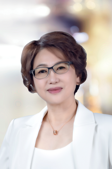 Portrait of Chen Chen, REALTOR®.